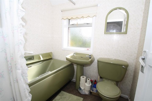 57 Westfield Road bathroom.JPG