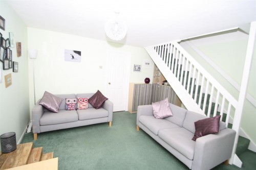 7 Bingham Close lounge b.JPG