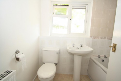 45 Durrans Court bathroom.JPG