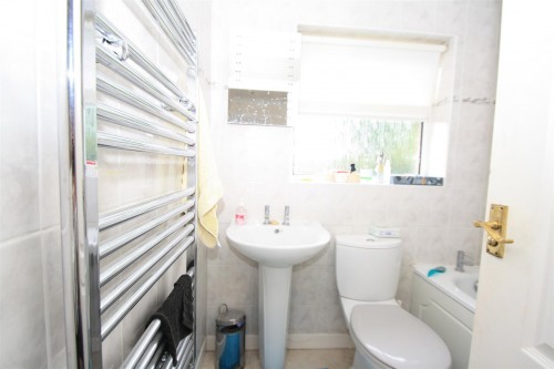 65 Oakwood Drive bathroom.JPG