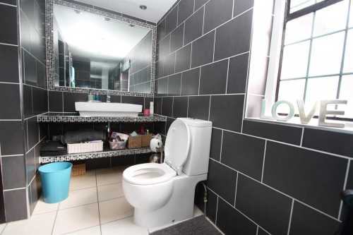 75 Shepherds ensuite b.JPG