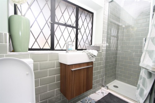 75 Shepherds shower room.JPG