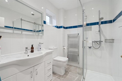 Master Bedroom - En-suite