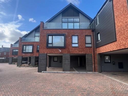 Stratford Road, Wolverton, Milton Keynes - Photo 2