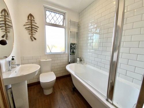Family Bathroom (First Floor)