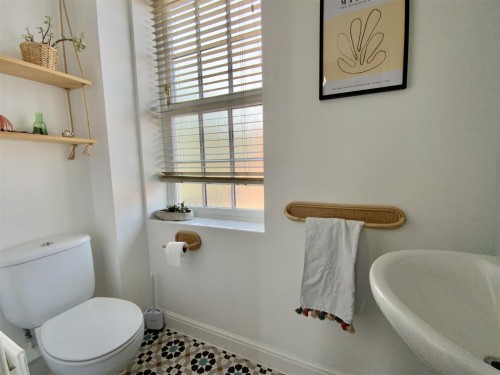 Cloakroom (First Floor)