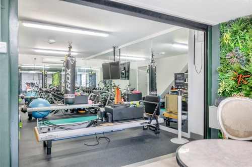 8588477-interior75.jpg
