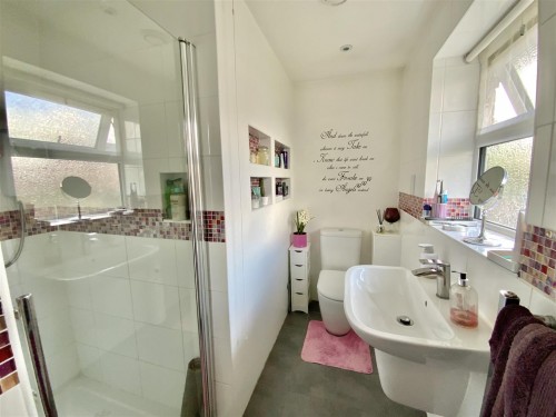 Bedroom 1 - ensuite