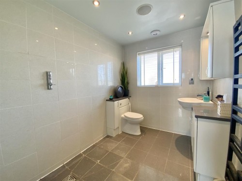 Bedroom 1 - En-suite
