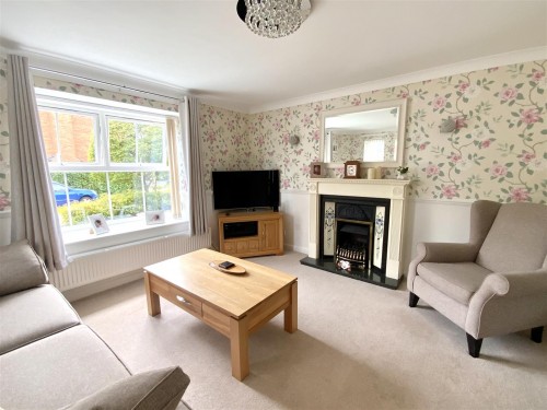 Dickens Drive, Old Stratford, Milton Keynes - Photo 2