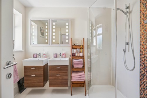 Master Bedroom - En-suite Master Bedroom - En-suite