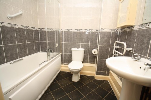 16 Bailsley Gdns bathroom.JPG 16 Bailsley Gdns bathroom.JPG