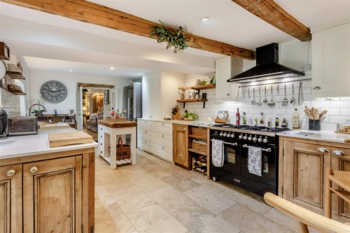 8657653-interior41.jpg