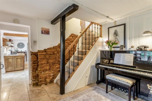 8657653-interior45.jpg