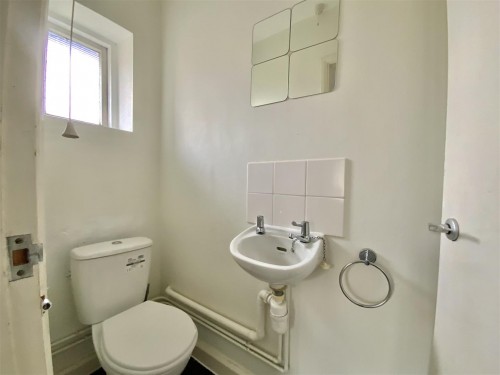 Cloakroom (First Floor)