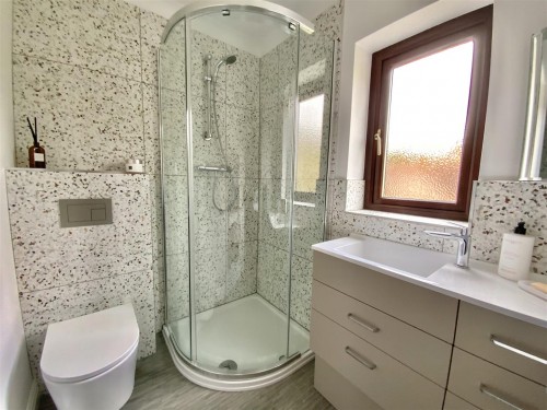 Bedroom 1 - En-suite