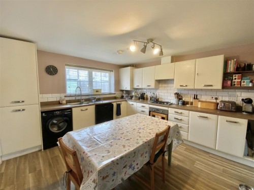 Kitchen/ Dining Room