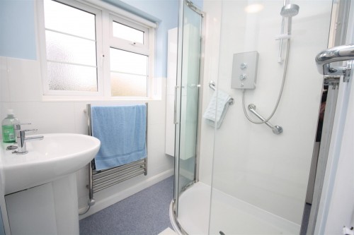 48 Shenley shower room.JPG