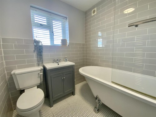 Bathroom (First Floor)