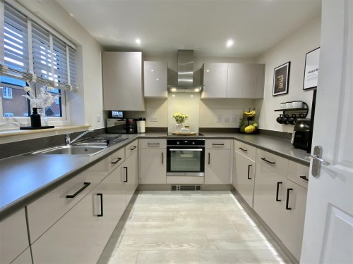 Fontwell Drive, Towcester - Photo 2