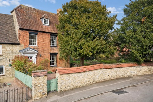 Vicarage Road, Bradwell Village, Milton Keynes - Photo 1