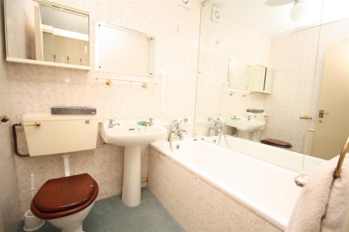 1 Mikern bathroom.JPG