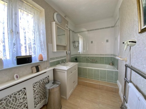 Bathroom (First Floor)