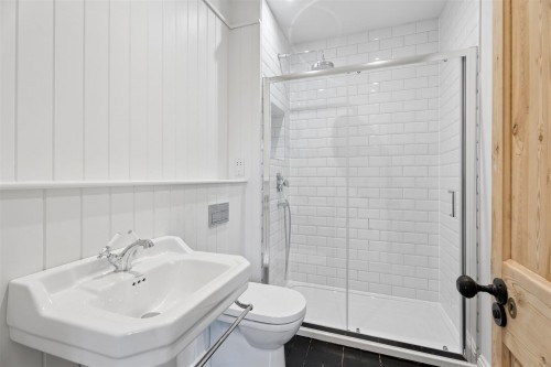 GUEST BEDROOM EN-SUITE