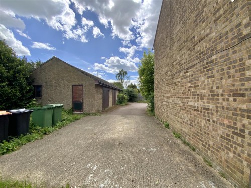 Driveway extends to rear garden