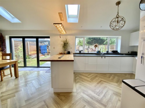 Kitchen/ Dining Room