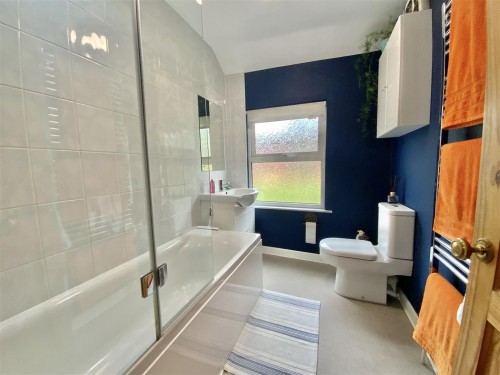 Bathroom (First Floor)