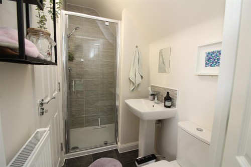 Bedroom 3 Ensuite.JPG