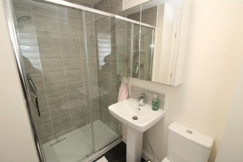 Bedroom 1 Ensuite.JPG