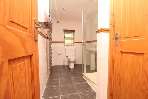 En-suite to Bedroom 1.JPG