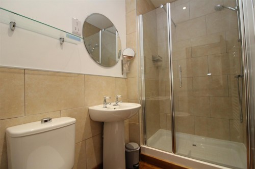 Bedroom 5 Ensuite.JPG