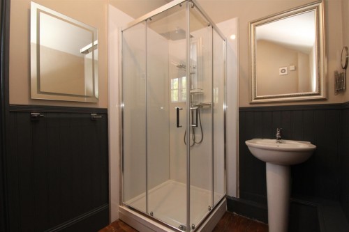 Bedroom 1 Ensuite.JPG