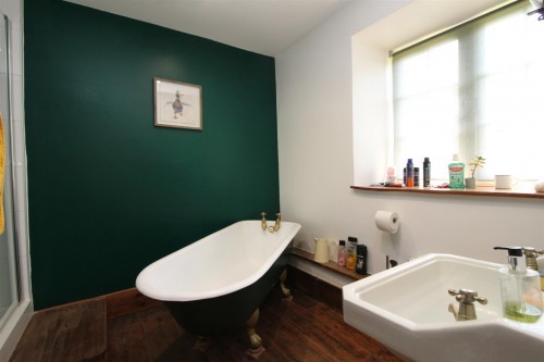 Bedroom 3 Ensuite.JPG
